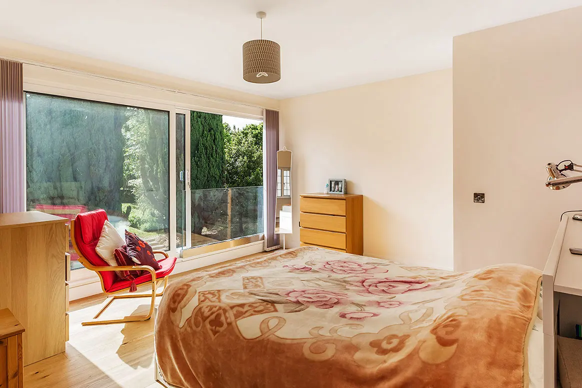 Bedroom to the garden