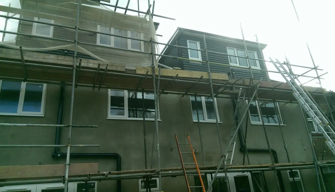 Scaffold to the rear